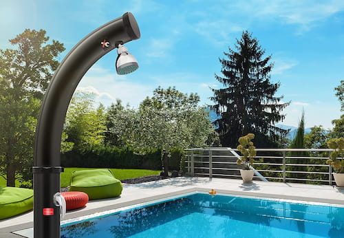 Las mejores duchas solares para piscina y jardín